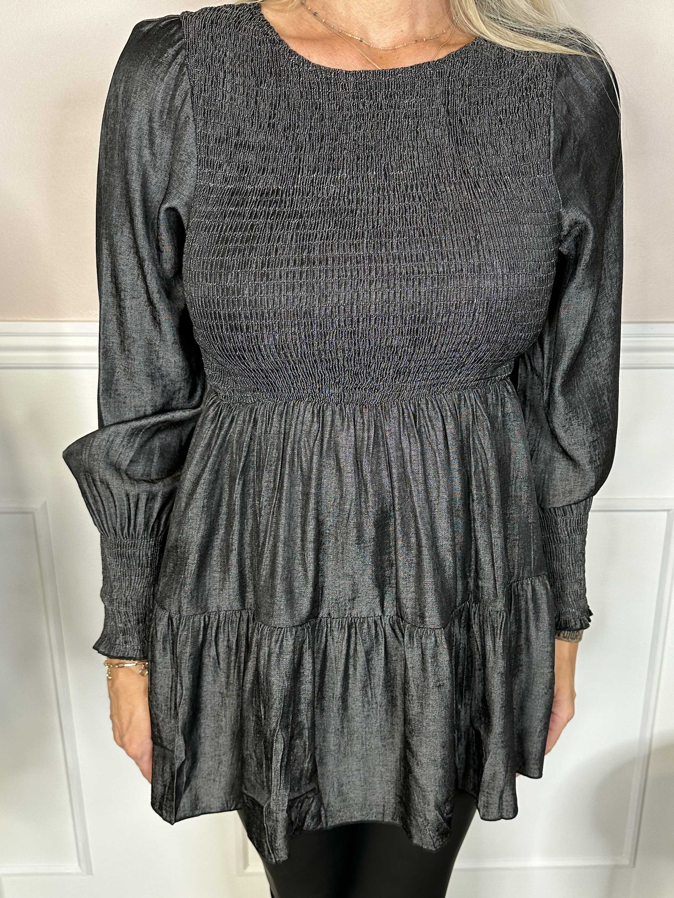 Kelly Denim Shirt - Elastisk bluse med smock henover brystet